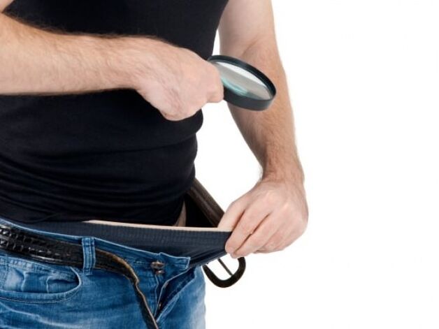 Breathnaíonn fear síos ar a pants agus ba mhaith leis a mhéadú a bod