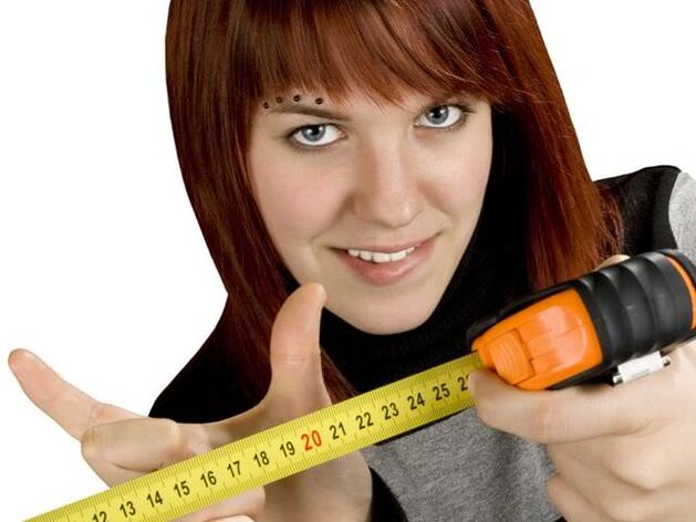 cailín léiríonn méid bod beag conas a mhéadú